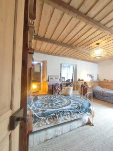 ein Schlafzimmer mit einem großen Bett in einem Zimmer in der Unterkunft chambre atypique à 200m du lac in Saint-Jorioz