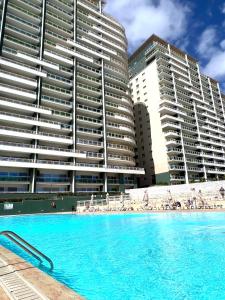 una piscina frente a dos edificios altos en Luxury Seafront 3beds Flat + Pool, en Sliema