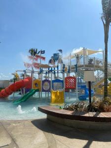um parque aquático com escorregas e escorregas aquáticos em Salinas Exclusive Resort em Salinópolis