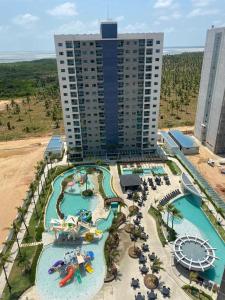 einen Luftblick auf einen Wasserpark vor einem Hotel in der Unterkunft Salinas Exclusive Resort in Salinópolis