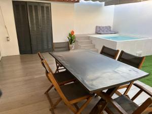 ein Esszimmer mit einem Tisch und Stühlen sowie einem Pool in der Unterkunft Casa unifamiliar FIBES in Sevilla