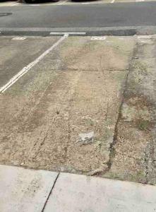 eine leere Straße mit Erde und Gras am Straßenrand in der Unterkunft Casa unifamiliar FIBES in Sevilla