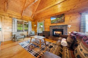 Una sala de estar con un sofá y una chimenea. en Baloo's Bungalow, en Gatlinburg