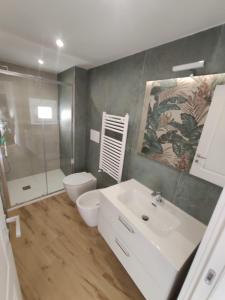 een badkamer met een witte wastafel en een toilet bij San Sebastiano in Barletta