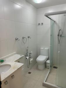 uma casa de banho com um chuveiro, um WC e um lavatório. em Requinte e Conforto Palácio Quitandinha em Petrópolis