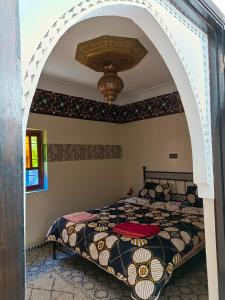 - une chambre avec un lit et une voûte dans l'établissement Riad Anisse, à Marrakech