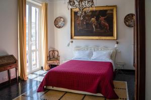 Un dormitorio con una cama y un cuadro en la pared. en The Chandelier, en Génova