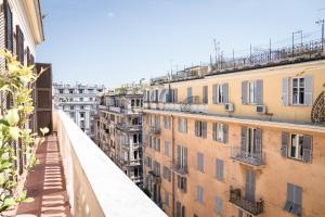 - Balcón con vistas a un edificio de apartamentos en The Chandelier, en Génova