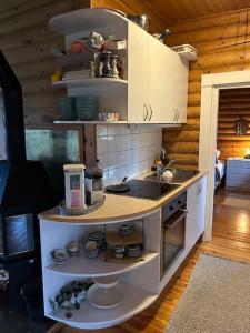 una cucina con armadi bianchi e piano di lavoro di Luxury cottage located in the Golden Circle, mountain view! a Laugarvatn Altre 15 foto