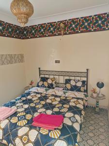 une chambre avec un lit avec des oreillers dessus dans l'établissement Riad Anisse, à Marrakech 16 autres photos