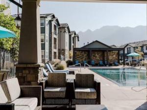 un patio con sedie e una piscina di Spacious 2-Story, Pet&Fam Friendly, WFH, Gym&Pool a Draper