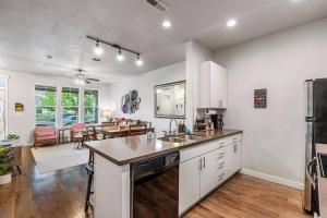 una cucina con un lavello e un piano di lavoro di Spacious 2-Story, Pet&Fam Friendly, WFH, Gym&Pool a Draper