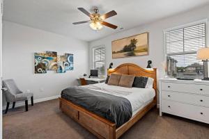 una camera da letto con un letto e un ventilatore a soffitto di Spacious 2-Story, Pet&Fam Friendly, WFH, Gym&Pool a Draper Altre 54 foto