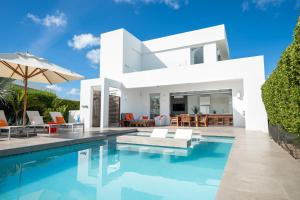 eine weiße Villa mit einem Pool in der Unterkunft Oceanside 2 Bedroom Luxury Villa with Private Pool, 500ft from Long Bay Beach -V3 in Providenciales