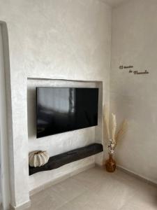 El Rincón de Manuela في ساريا: غرفة معيشة فيها تلفزيون في جدار