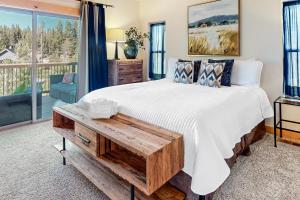 um quarto com uma cama e uma grande janela em Eagle Escape em South Lake Tahoe