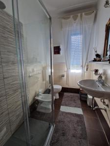 uma casa de banho com um chuveiro, um WC e um lavatório. em MIGU POINT Pisa em Pisa