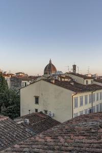 una vista desde los tejados de una ciudad en 3 Terrace Apartment In Florence, en Florencia