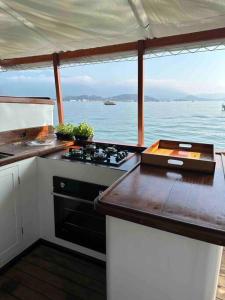 a kitchen with a stove and a counter top on a boat at Escuna clássica 80 pés in Paraty