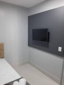 a room with a flat screen tv on a wall at Luxo e conforto in Goiânia