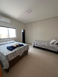 um quarto com 2 camas e uma janela em Flat Davisis 3 - PX da JK em Palmas