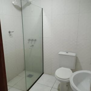 W łazience znajduje się toaleta i przeszklony prysznic. w obiekcie Dom Del'Gaudio Melhor lugar do mundo w Foz do Iguaçu
