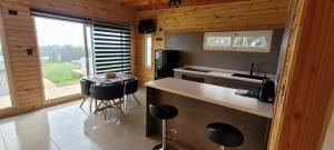 Una cocina con encimera y mesa con sillas. en Cabañas Santa Elena, Curanipe, en Pelluhue 18 fotos más