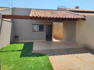 大坎普H-67 House的一间铺有瓷砖屋顶的小房子