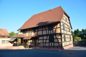 un edificio antiguo con techo marrón en Appartement proche de la Suisse, 