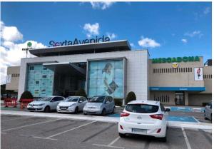 een autodealer met auto's geparkeerd voor het bij Casa de Mirtha in Madrid