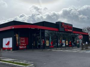 アントニーにあるA2 - neuf 2023 - ORLY - PARIS EXPO - 4 chambresの看板が掲げられた建物の店先