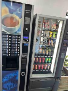 アントニーにあるA2 - neuf 2023 - ORLY - PARIS EXPO - 4 chambresの飲食の自動販売機2台