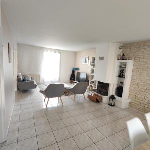 a living room with a table and chairs at Le Cocon Céleste à Longjumeau in Longjumeau