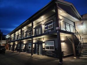 a building with a lit up facade at night at City Centre Motel II in Hope