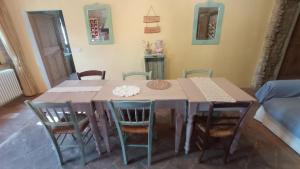 uma sala de jantar com mesa e cadeiras em Bed and Breakfast Ballallaluna em Maiolo