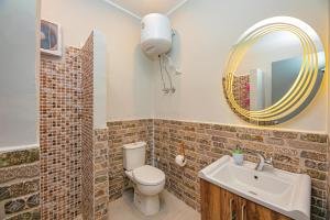 A bathroom at Bedcoin Hostel