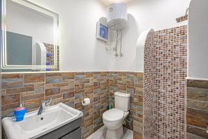 A bathroom at Bedcoin Hostel