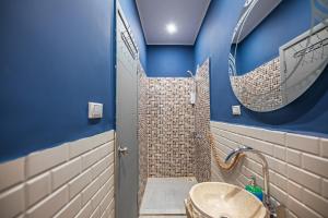 A bathroom at Bedcoin Hostel