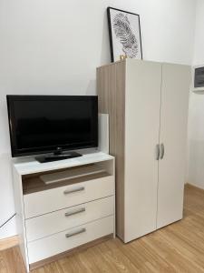 um armário branco com uma televisão em cima em Studio comfortable charleroi em Charleroi