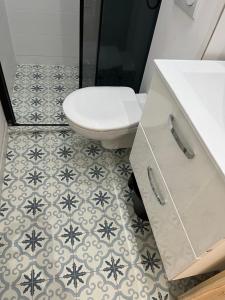 Łazienka z białą toaletą i umywalką w obiekcie Studio comfortable charleroi w Charleroi
