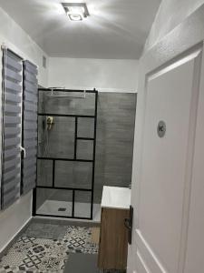 a bathroom with a shower and a sink at B1 Appart 2022 - 10min PARIS/EXPO - 5 rooms/6 beds in Bagneux +19 photos