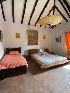 1 dormitorio con 2 camas y ventilador en CASA CAMPESTRE LA CAMPIÑA LA VICTORIA Valle del Cauca ESPACIO COMPLETO-desayuno a pareja, en Matazarza
