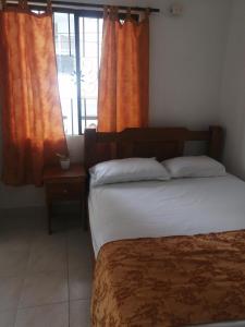 A bed or beds in a room at HOTEL TOURS DONDE EL PAISA, UNA CUADRA de LA PLAYA