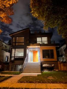 uma casa com uma escada que leva à porta da frente em Brand new 1Queenbed family suite near UBC em Vancouver
