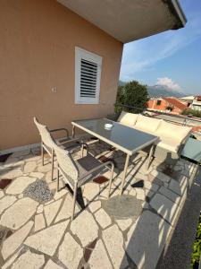 einen Tisch und Stühle auf einer Terrasse in der Unterkunft Haus Grace in Kaštela