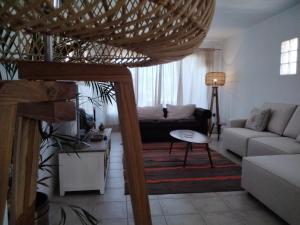 - un salon avec un canapé et une table dans l'établissement SURFWHITEHOUSE, à Lajares