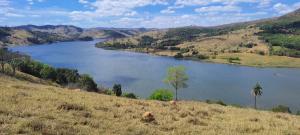 une vue d'une rivière depuis une colline dans l'établissement Recanto Inaciano Saúde e Paz, à Capitólio