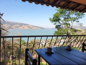 - une table sur un balcon avec vue sur le lac dans l'établissement Recanto Inaciano Saúde e Paz, à Capitólio