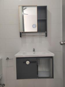 雪邦的住宿－STUDIO SUITE HOMESTAY KLIA，一间带水槽和镜子的浴室