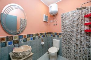 A bathroom at Bedcoin Hostel